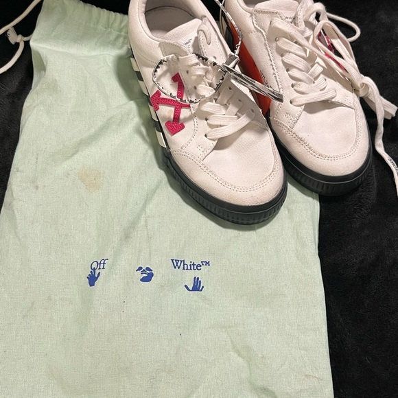 Off-White Low-Top Vulcanized Sneakers - Picture 10 of 10